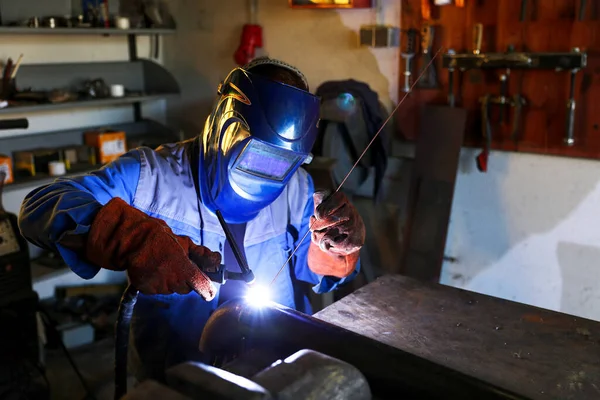 Trabajador Suelda Una Tubería Con Gas Inerte Taller —  Fotos de Stock