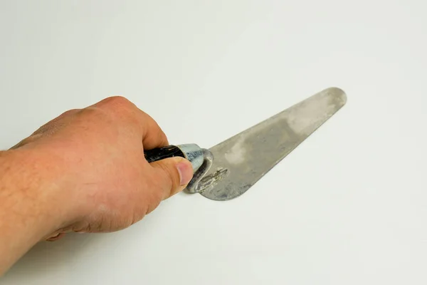Hand Hält Ein Messer Auf Weißem Hintergrund — Stockfoto