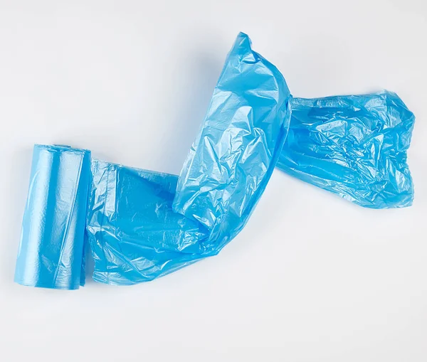 Verdrehte Blaue Plastiktüten Für Die Tonne Auf Weißem Hintergrund Ansicht — Stockfoto