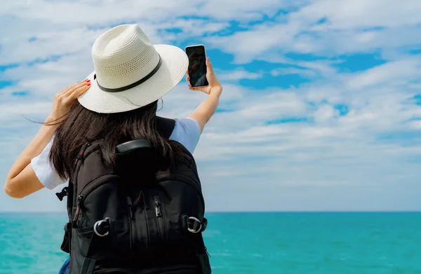 Молоді Азіатські Backpacker Жінці Носити Капелюх Використання Смартфон Беручи Selfie — стокове фото
