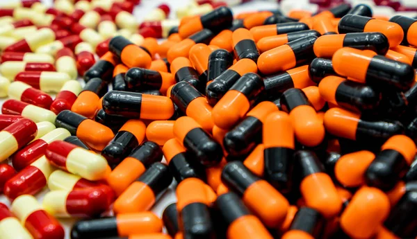 Pilha Pílulas Cápsulas Antibióticas Coloridas Indústria Farmacêutica Produção Drogas Farmácia — Fotografia de Stock