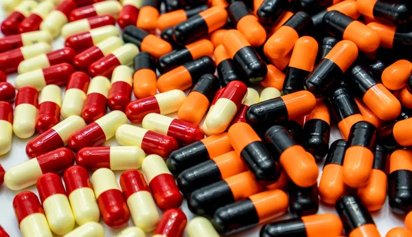 Pilha Pílulas Cápsulas Antibióticas Coloridas Indústria Farmacêutica Produção Drogas Farmácia — Fotografia de Stock