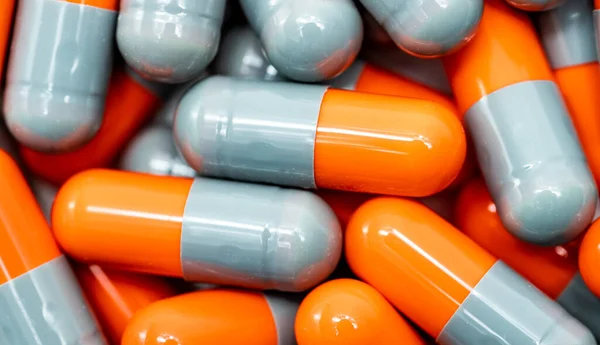 Bovenaanzicht Van Oranje Grijze Capsule Pillen Productie Van Farmaceutische Producten — Stockfoto