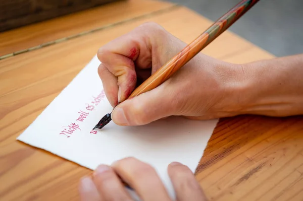 Mulher Escrevendo Papel Com Caneta — Fotografia de Stock