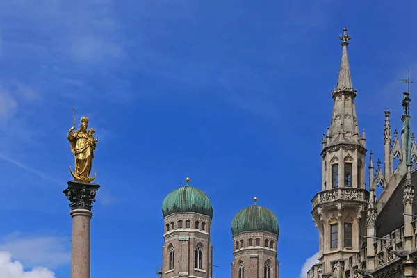 Kolumna Maryjna Marienplatz Monachium Wieżami Frauenkirche Rathausturm — Zdjęcie stockowe