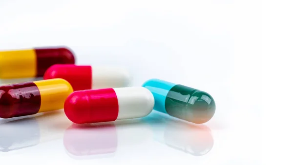 Kleurrijke Antibiotica Capsule Pillen Witte Achtergrond Antibioticaresistentie Tegen Geneesmiddelen Farmaceutische — Stockfoto