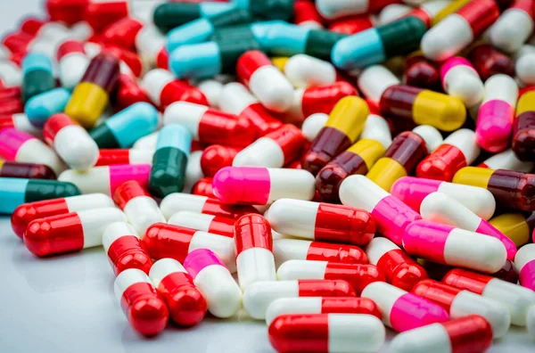 Colorato Pillole Capsula Antibiotica Sfondo Sfocato Resistenza Agli Antibiotici Antibiotici — Foto Stock