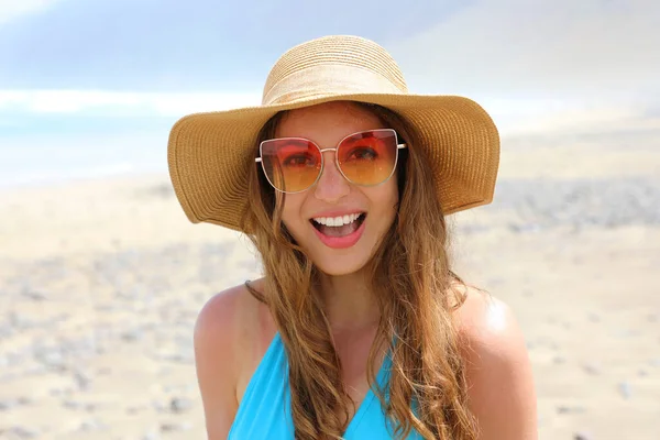 泳滩上戴着帽子和太阳镜的兴奋的比基尼女人的画像 — 图库照片