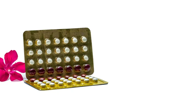Píldoras Anticonceptivas Píldoras Anticonceptivas Con Flor Rosa Sobre Fondo Blanco —  Fotos de Stock