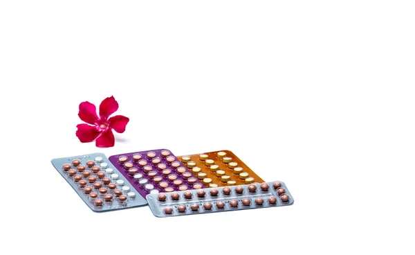Pílulas Contraceptivas Pílulas Anticoncepcionais Com Flor Rosa Isolada Fundo Branco — Fotografia de Stock