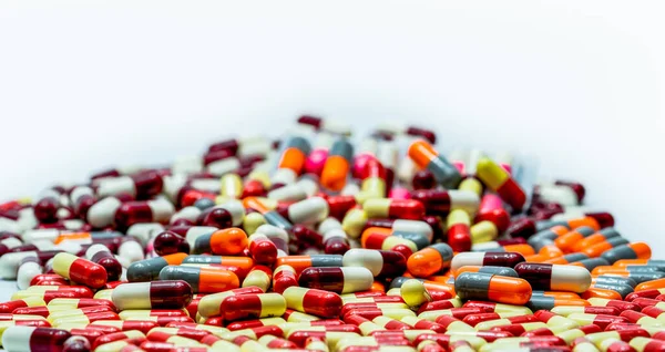 Pilha Pílulas Cápsulas Antibióticas Coloridas Resistência Aos Antibióticos Indústria Farmacêutica — Fotografia de Stock