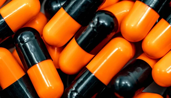 Widok Góry Pomarańczowy Czarny Antybiotyk Kapsułki Pigułki Przemysł Farmaceutyczny Produkcja — Zdjęcie stockowe