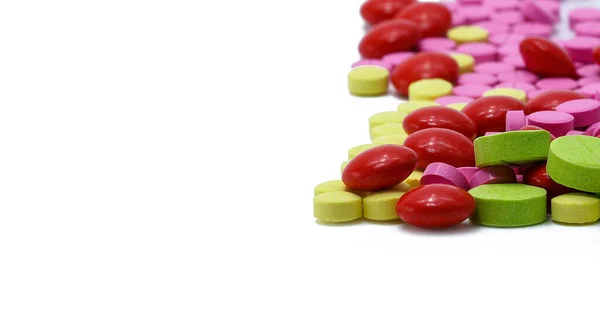 Comprimidos Redondos Coloridos Comprimidos Isolados Fundo Branco Conceito Interações Medicamentosas — Fotografia de Stock