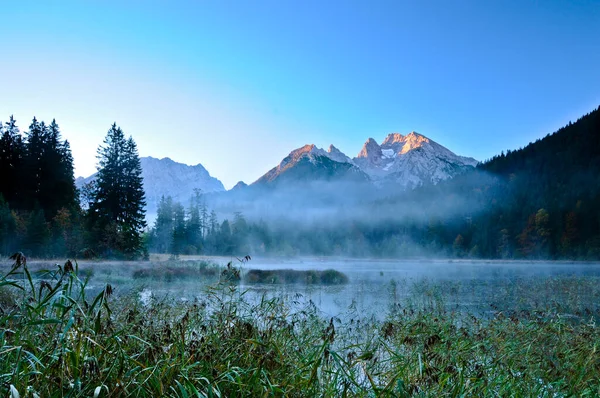 Nevoeiro Subindo Luz Lago Taubensee Situado Parque Nacional Berchtesgaden Alemanha — Fotografia de Stock