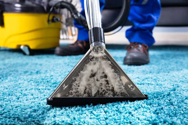 Nahaufnahme Einer Person Die Teppich Mit Staubsauger Reinigt — Stockfoto