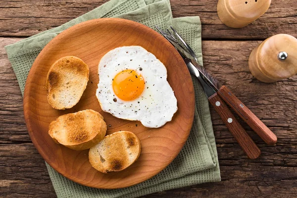 One Fresh Fried Egg Sunny Side Toasted Baguette Slices Side — Stock Photo, Image
