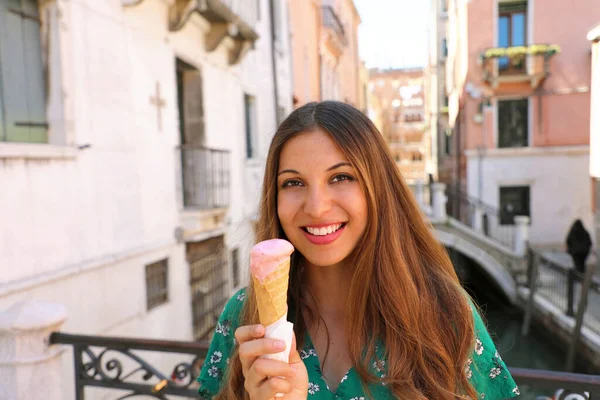 Gelukkig Mooie Vrouw Houdt Van Gelato Ijs Haar Hand Lachend — Stockfoto