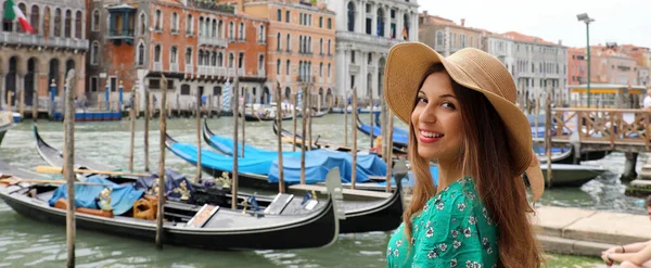 Vakantie Venetië Mooie Vrouw Met Strohoed Glimlachend Naar Camera Met — Stockfoto