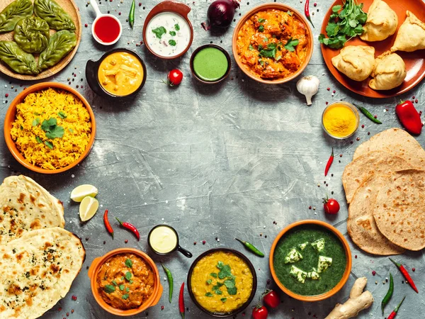 印度菜式 玛莎菜 达尔菜 薄荷糖 萨莫萨 胡特尼 灰色背景的印地安人食物分发带有中心文本复制空间的印第安餐 顶视图或平铺 — 图库照片