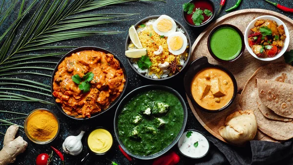 印度菜 意大利面 薄荷糖 萨莫萨 胡特尼 深色背景的印度食物 印第安人餐前观景或平铺 文本的复制空间 — 图库照片