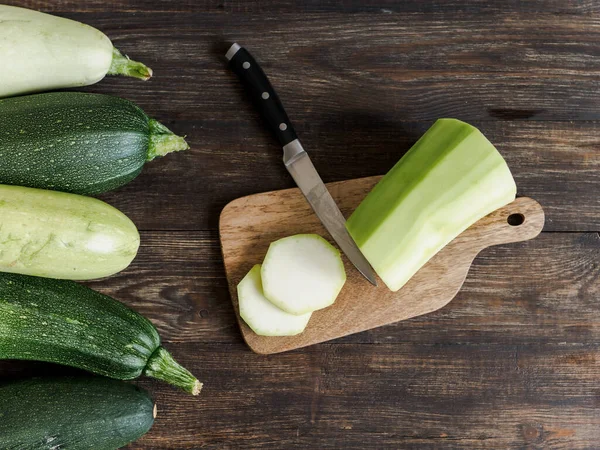 Sliced Fresh Organic Zucchini Wooden Cuttingboard Brown Wooden Table Zucchini — Stock Photo, Image