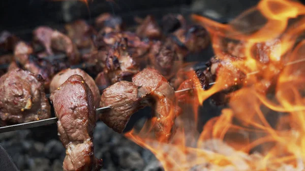 Dönerspieße Über Dem Feuer Freien Zubereiten Rohes Fleisch Wird Auf — Stockfoto