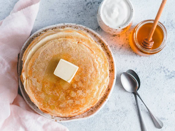 Stapel Van Traditionele Russische Pannenkoeken Blini Grijze Achtergrond Met Kopie — Stockfoto