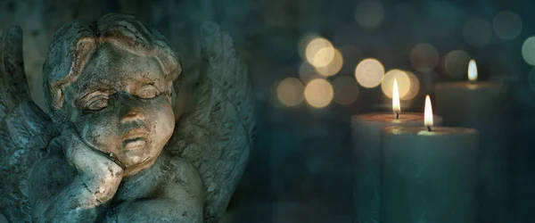 Свічки Ангельською Скульптурою Золотим Боке Темному Фоні — стокове фото