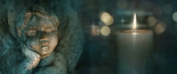 Ангельська Скульптура Свічками Золотим Боке Темному Фоні — стокове фото
