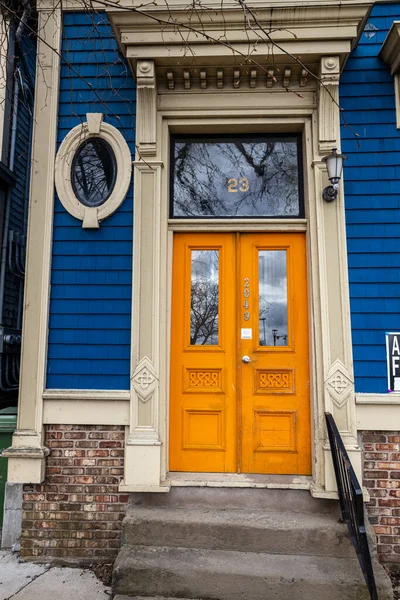 Oude Houten Deur Met Een Blauwe Muur — Stockfoto