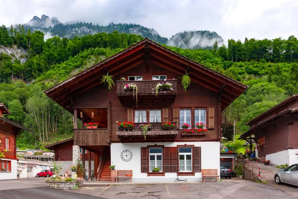 Casa Madera Tradicional Pueblo Suizo Iseltwald Suiza —  Fotos de Stock