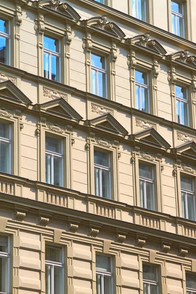 Zeer Indrukwekkende Gevel Van Een Huis Met Meerdere Verdiepingen Fel — Stockfoto