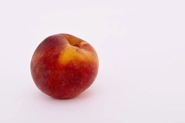 Egyszeri Érett Őszibarack Gyümölcs Fehér Alapon — Stock Fotó