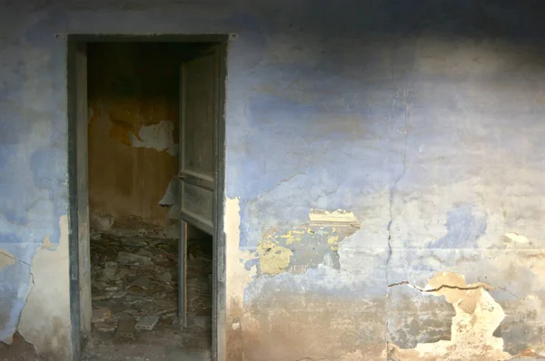 Pared Habitación Con Pintura Deteriorada Puerta Abierta Para Fondos Texturas —  Fotos de Stock