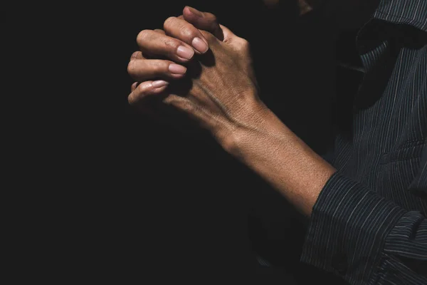 Χέρι Του Ανθρώπου Ενώ Προσεύχεται Για Θρησκεία Έννοια Ειρήνη Και — Φωτογραφία Αρχείου