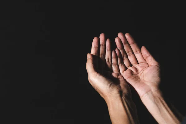 宗教のために祈りながら 人間の手 コンセプト平和と人生 — ストック写真