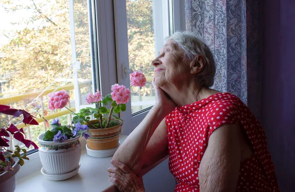 Oude Eenzame Vrouw Zit Bij Het Raam Zijn Huis Met — Stockfoto