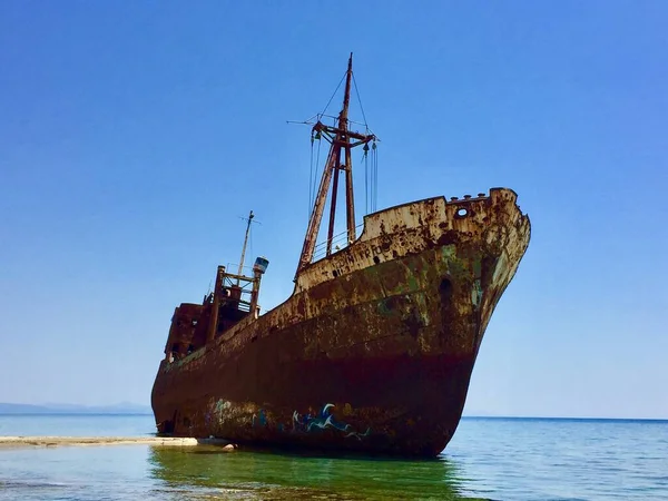 Viejo Barco Oxidado Playa —  Fotos de Stock