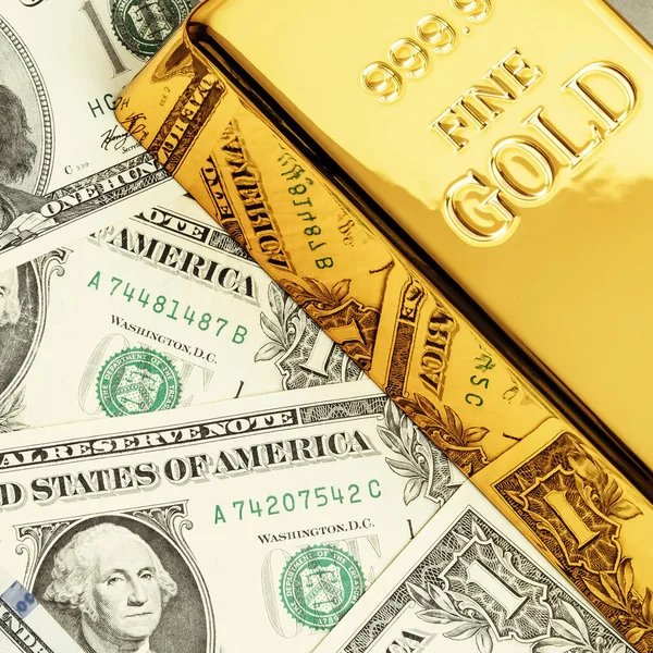 Lingote Metal Dourado Fundo Notas Dólar — Fotografia de Stock
