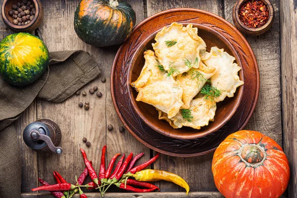 Soupe Citrouille Maison Avec Poulet Légumes Épices Sur Fond Bois — Photo