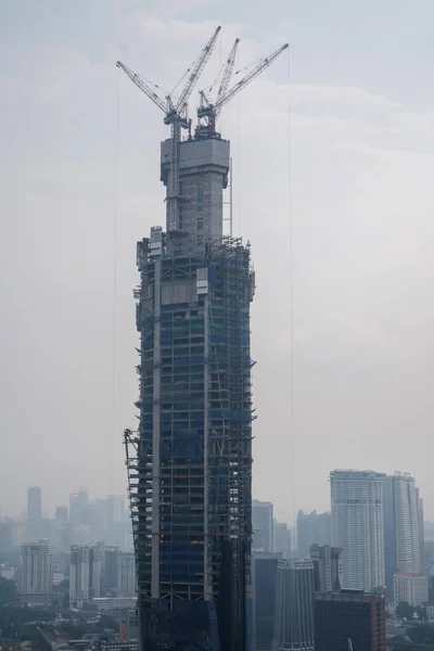クアラルンプール マレーシアの曇った空の上に未完成の超高層ビルの空中ドローンビュー — ストック写真