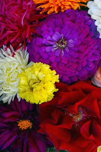 美丽的花束从装饰花和玫瑰 — 图库照片