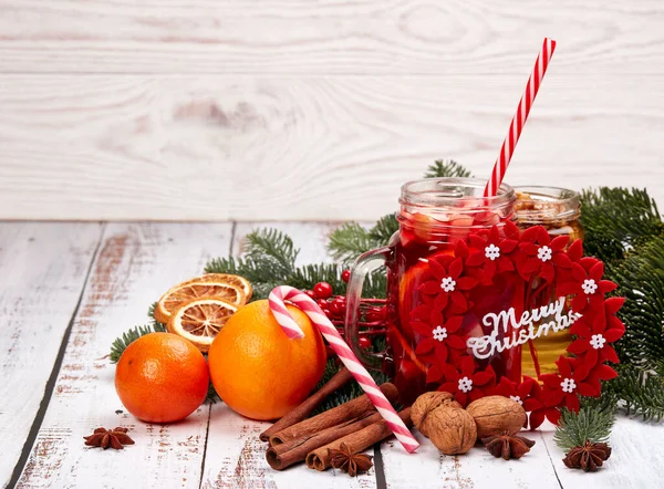 Vintersemester Stilleben Med Gran Gren Frukt Kryddor Nötter Och Apelsiner — Stockfoto