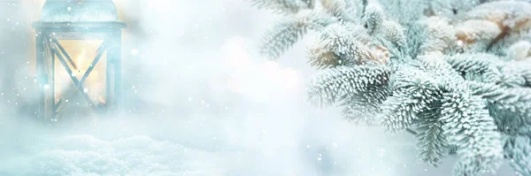 Winterszene Hintergrund Für Weihnachten Mit Brennender Laterne Und Tannenzweigen — Stockfoto