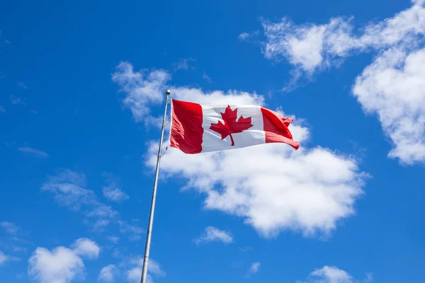 Bandeira Nacional Canadá Fundo Céu Azul — Fotografia de Stock