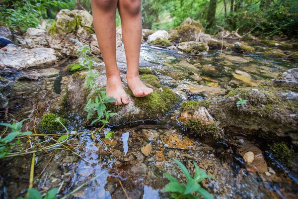 Gyermek Mezítláb Áll Sziklákon Erdei Pataknál Lévő Tiszta Víznél Kaland — Stock Fotó