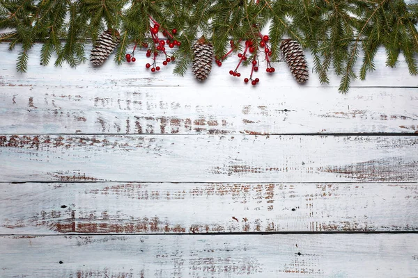 轻盈的木制橡木背景 有冷杉枝条 锥果和浆果 带有复制空间的顶部视图 新年和圣诞节 贺卡或广告用 — 图库照片
