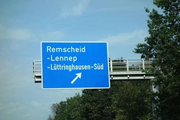 Straßenschild Weist Den Weg Die Stadt — Stockfoto