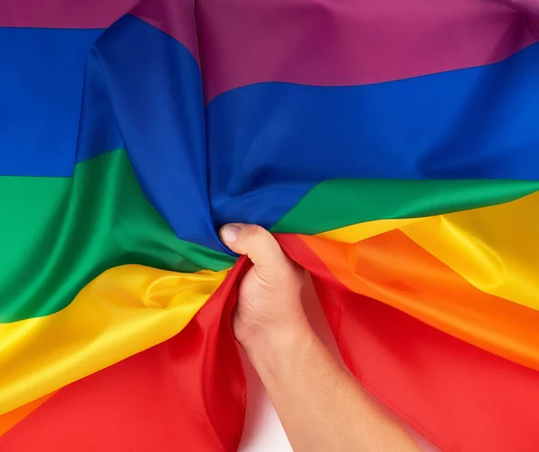 Mužská Ruka Drží Duhovou Vlajku Symbolem Komunity Lgbt Symbolem Svobody — Stock fotografie