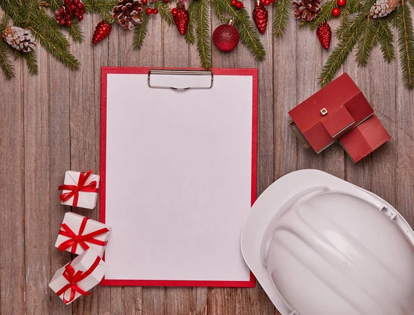 Chapéu Duro Construção Prancheta Branco Caixas Presente Ornamento Natal Fundo — Fotografia de Stock